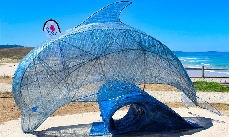 Defn de plstico elaborado con material reciclado situado en la playa de A Pedra do Sal