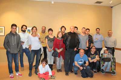 Artistas participantes en la muestra con Manuel Facal no centro, de negro
