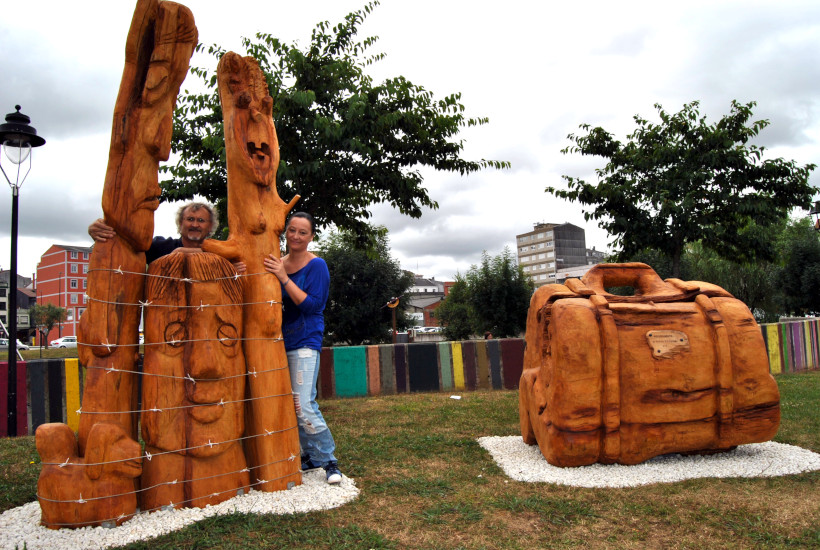 Isa Fernndez y O Mighelo posando en la escultura en el Rego da Balsa