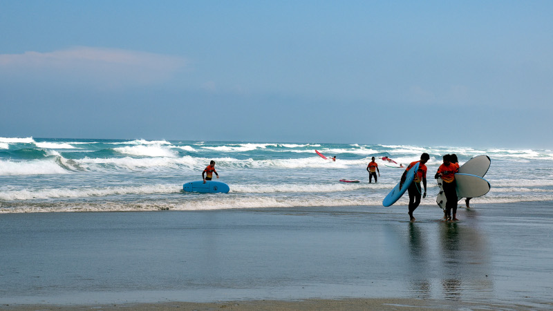Surf en la playa de Razo