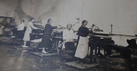 La tintorería del abuelo paterno, fundada en Compostela en 1915