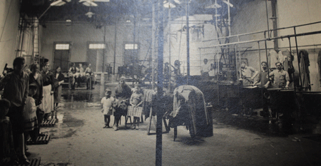 Trabajadoras y trabajadores en la tintorería compostelana