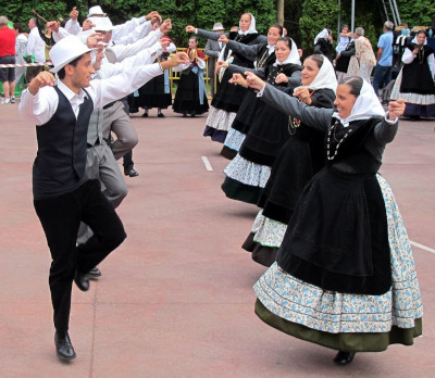 Uno de los grupos de baile tradicional de Arume de Berdillo Uno de los grupos de baile tradicional de Arume de Berdillo