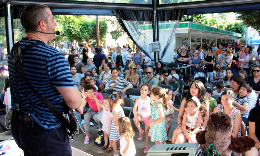 Concierto de Pakolas en la carpa de la Praza dos Libros