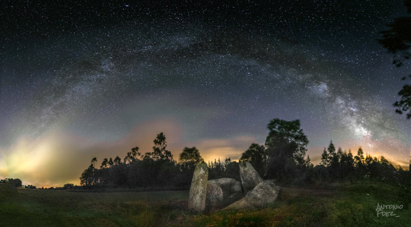 Unha das imaxes da exposicin, coas estrelas sobre o Dolmen de Aldemunde