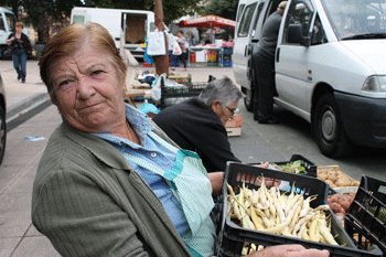 Vendendo fabas na feira de Carballo