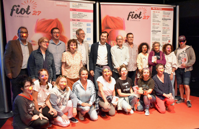 Foto de familia durante la entrega del premio Foto de familia durante la entrega del premio
