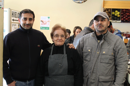 Carmen y los hijos que ahora llevan el negocio