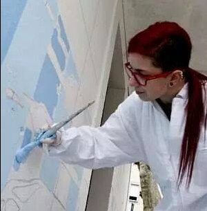 Lidia Cambn, pintando na Escola de Arrabales