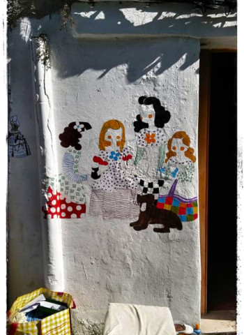 La obra está al lado de la puerta de una vivienda La obra está al lado de la puerta de una vivienda