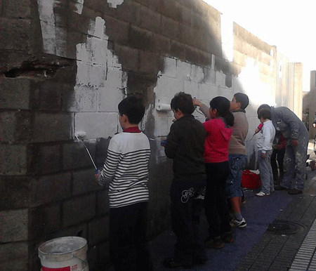 Caleando un dos muros que vai ser transformado en mural