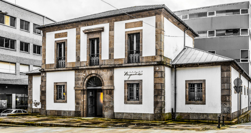 O edificio est situado na ra Martn Herrera, no centro de Carballo