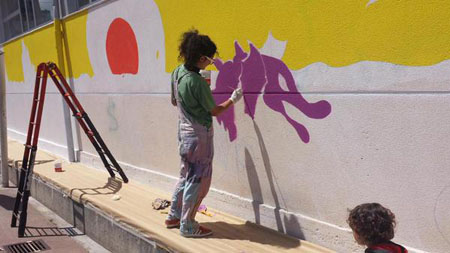 Rachele Cavallo pintando en el CEIP Bergantiños Rachele Cavallo pintando en el CEIP Bergantiños