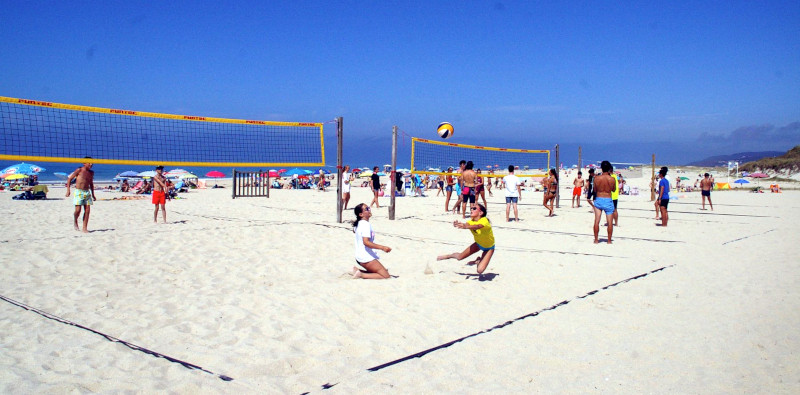 Voley en la playa de Razo este verano