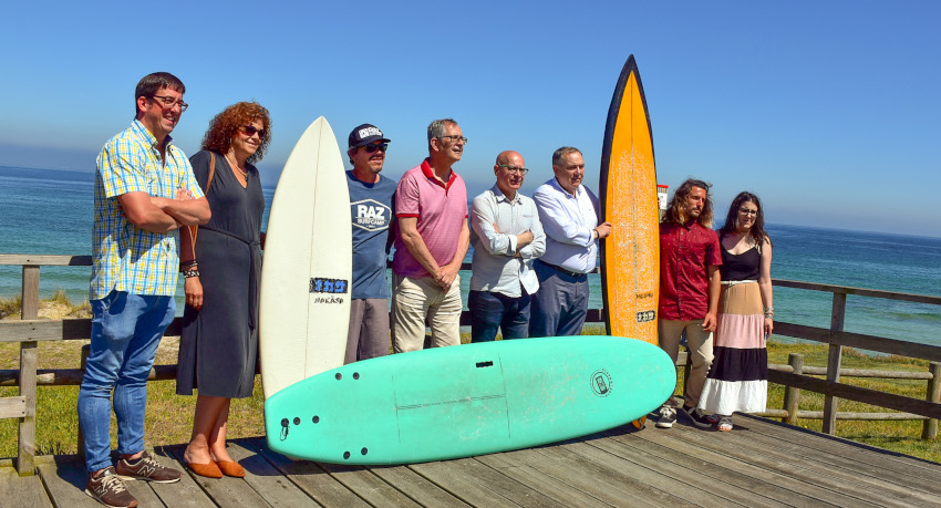 Autoridades y personas implicadas en la candidatura anunciaron la buena noticia en la playa de Razo